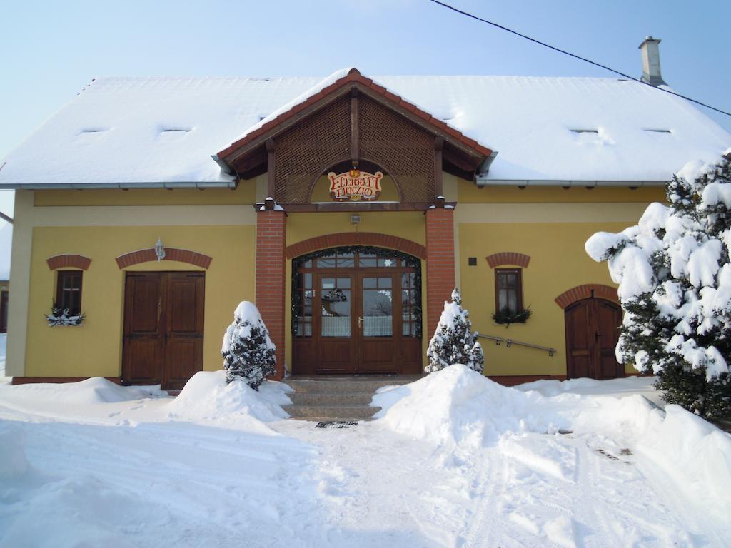 Eckhardt Vendeghaz Hotel Villany Exterior photo